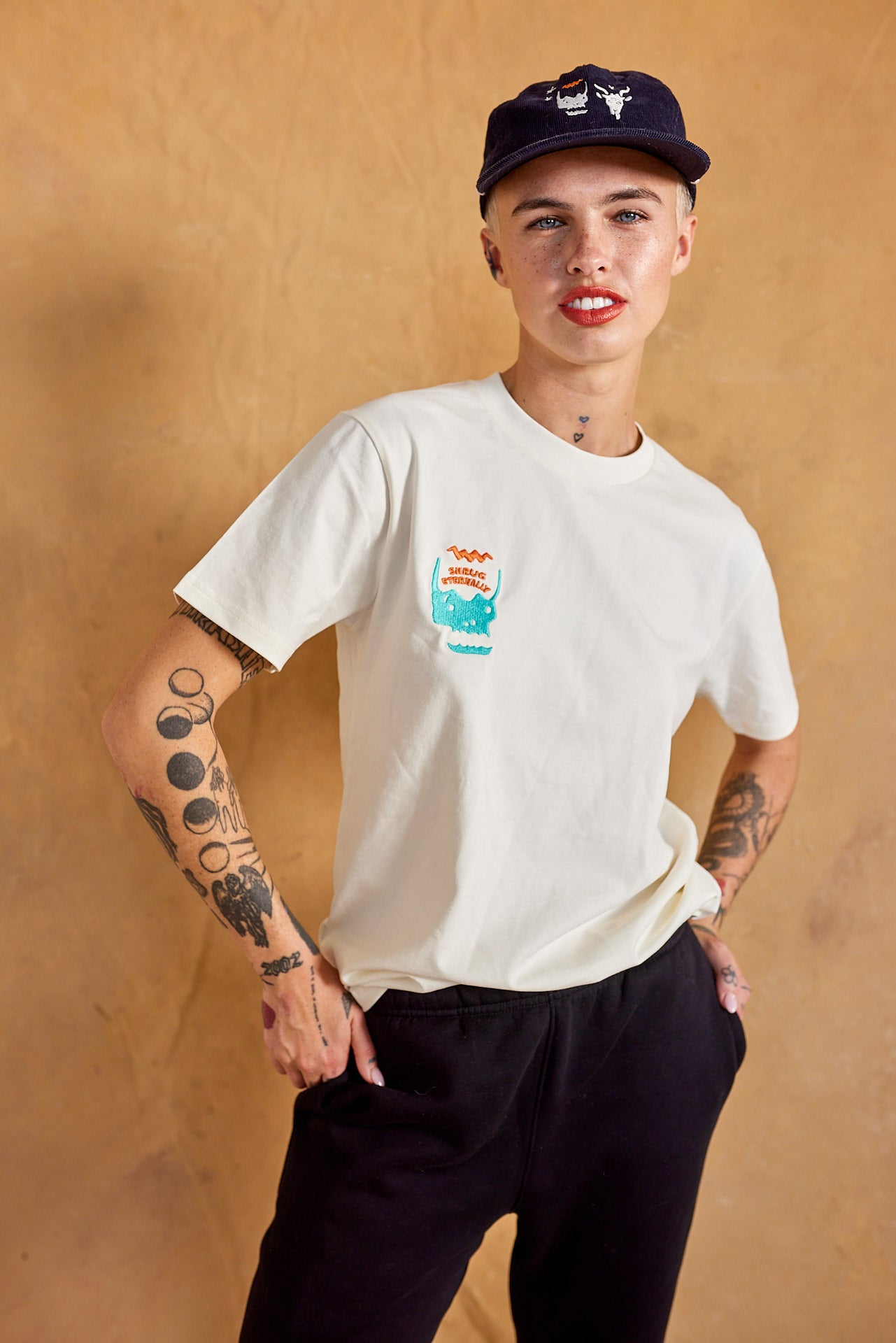 SHRUG ETERNALLY REG FIT TEE