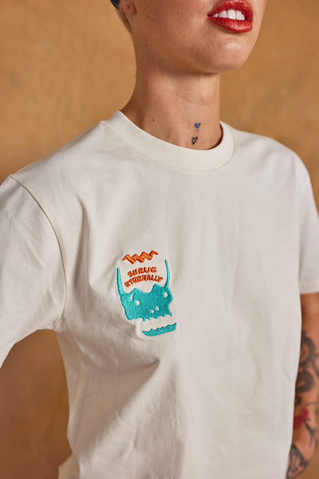 SHRUG ETERNALLY REG FIT TEE