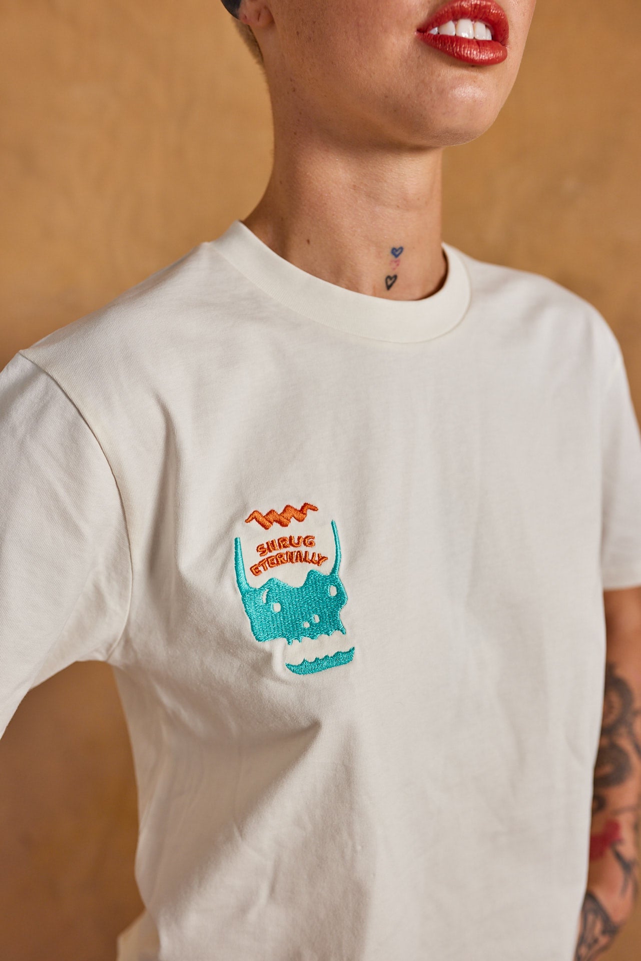 SHRUG ETERNALLY REG FIT TEE