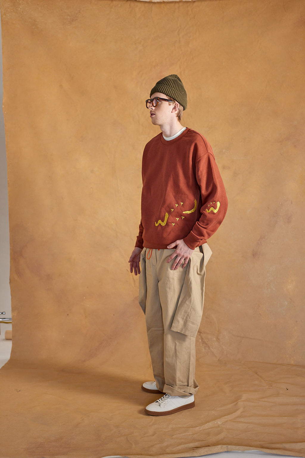 GOLDEN WORMIE DUDE CREW NECK