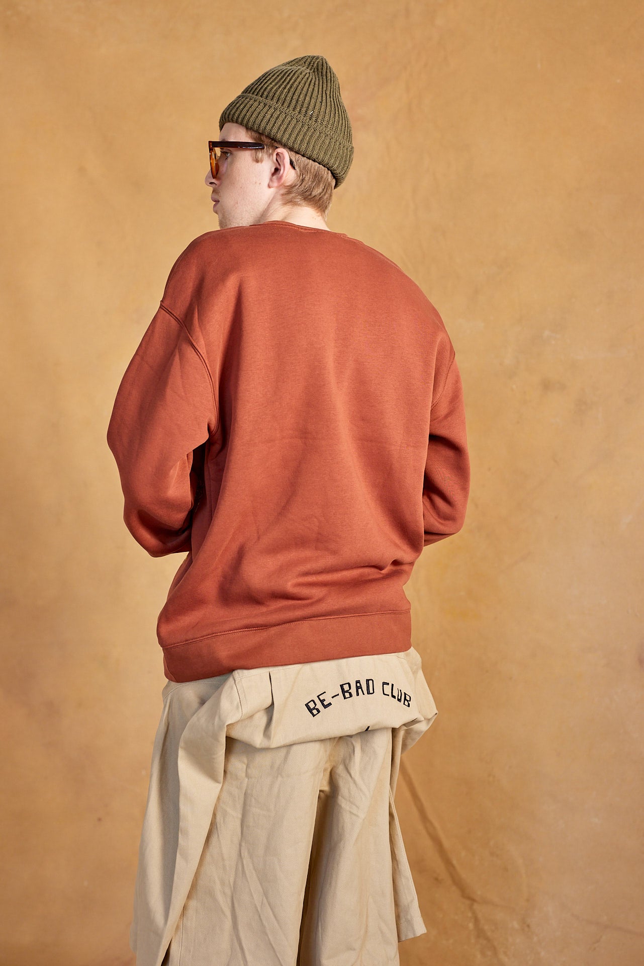 GOLDEN WORMIE DUDE CREW NECK